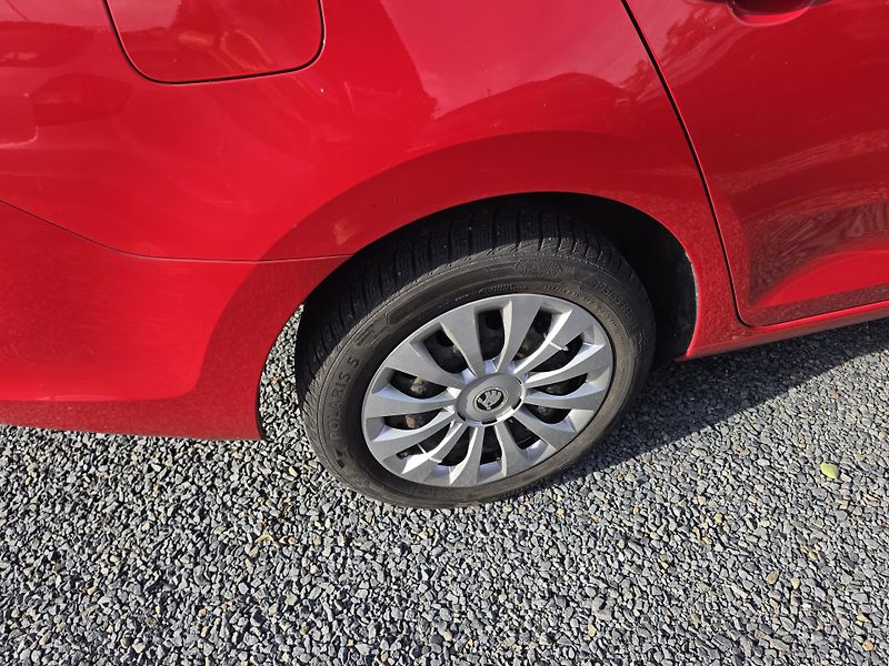 Škoda Rapid 1.2 TSI 6ti rychlostní  - fotka 6 z 17