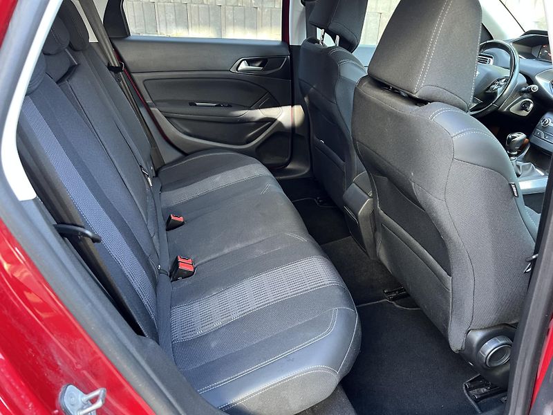 Peugeot 308 SW 1.5 BlueHDi 96 kW - fotka 8 z 17