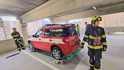 Cvičení hasičů v novém nadzemním parkovacím domě v Táboře při simulovaném požáru elektromobilu.