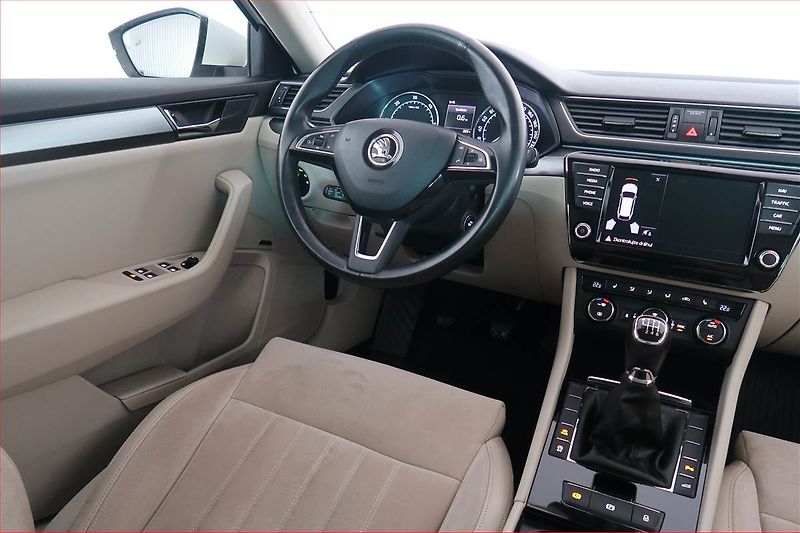 Škoda Superb (2017) Style 2.0 TDI, Kůže, Navi - fotka 7 z 17