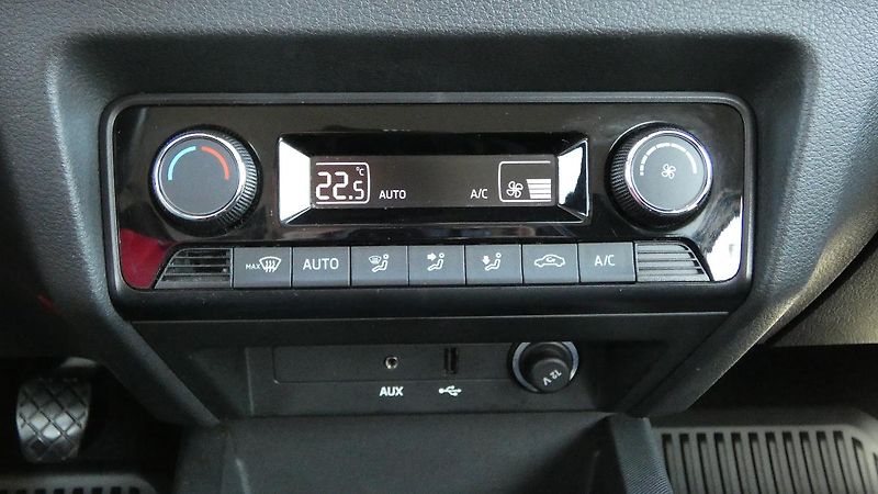 Škoda Fabia 1,2 TSI STYLE - fotka 17 z 22