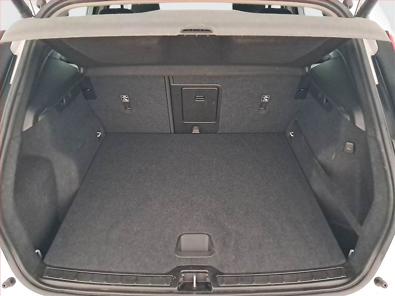 Volvo XC40 (2019) Momentum D3 AWD - fotka 14 z 18