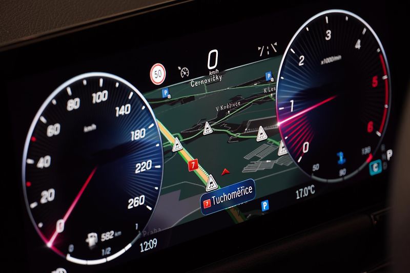 Mercedes-Benz GLA 200D,AMG,DPH,Paměť.sedadla - fotka 17 z 33