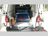 Vyzkoušeli jsme i dodávkový Transporter SWB s nejslabším motorem 2.0 TDI o výkonu 75 kW (84 k) a 5 stupňovým manuálem. Takhle byl upevněný náklad.