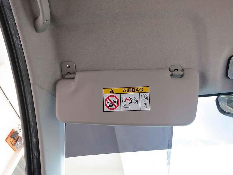 Sluneční clona má skrytou funkci.