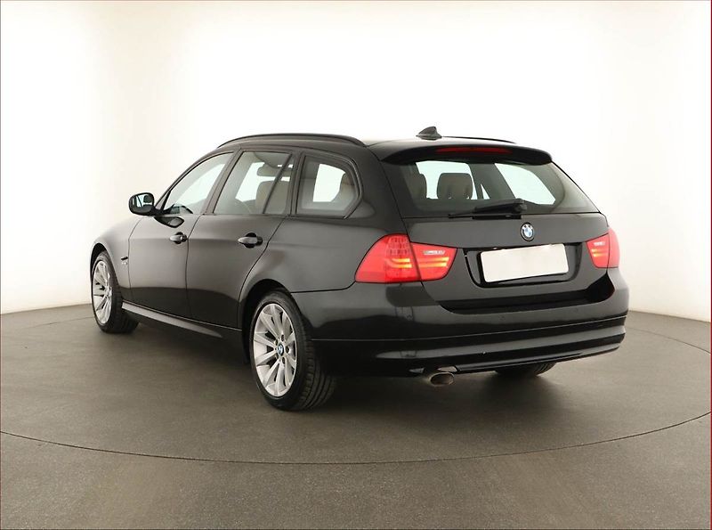 BMW Řada 3 (2011) 320 d xDrive, 4X4, Automat - fotka 4 z 17