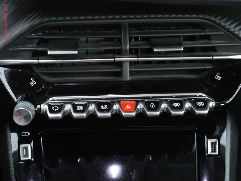 Peugeot 2008 (2020) 1.2 PT, Allure, AT, panor - fotka 13 z 15