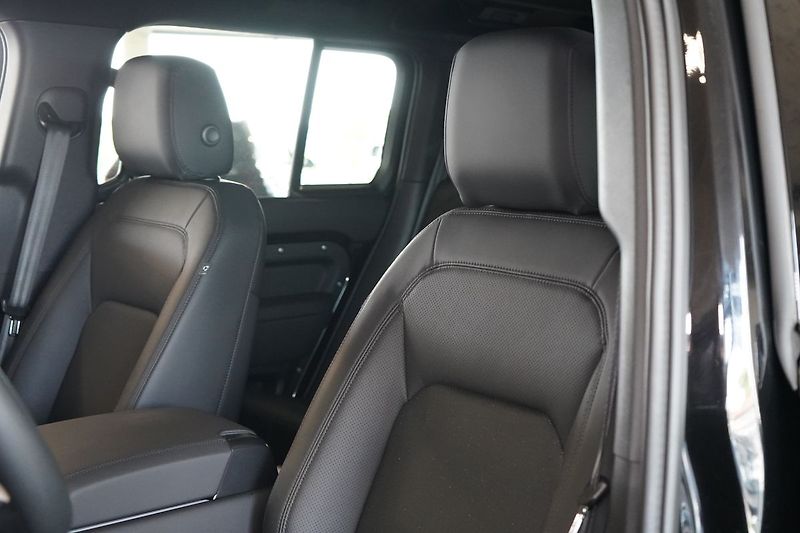 Land Rover Defender 110 D300 X-Dynamic SE - fotka 19 z 42