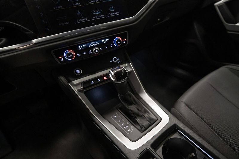 Audi Q3 1,5 35 TFSI S-LINE NAVI VÝHŘEV - fotka 26 z 37