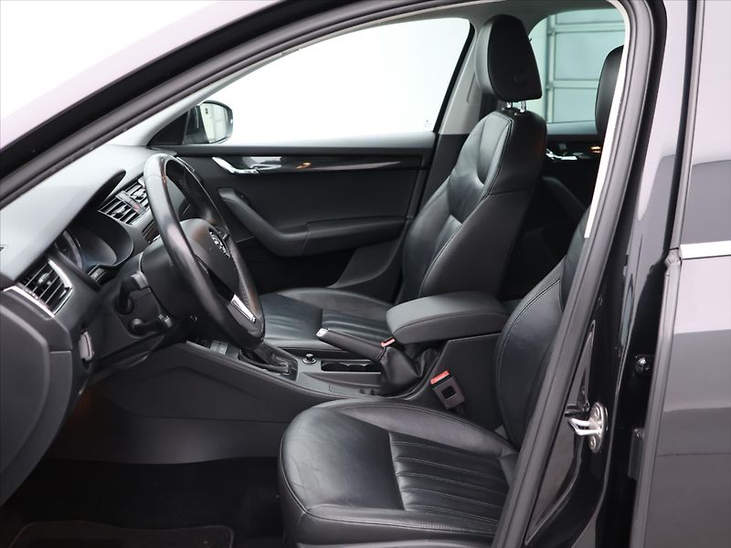 Škoda Octavia 1,6 TDI DSG Style+ LED Kůže - fotka 9 z 24