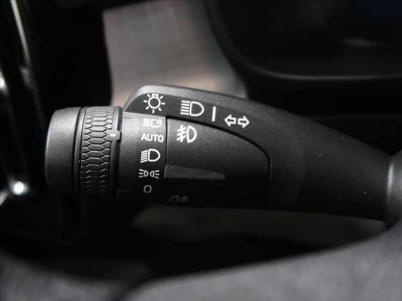 Volvo XC40 2,0 D4 AWD MOMENTUM CZ - fotka 20 z 39