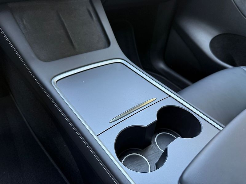 Tesla Model Y Standrart Range LFP Tažné - fotka 32 z 43