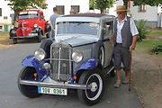 Krása a elegance starých strojů na veteránské vyjížďce plzeňského Veteran Car Clubu v Radobyčicích.