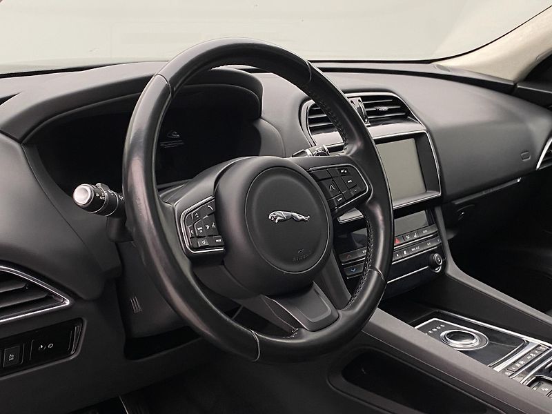 Jaguar F-Pace 25t AWD AUT  - fotka 18 z 38