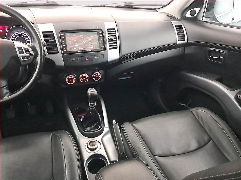 Mitsubishi Outlander (2011) 2.2 DI-D, 7 míst, Navi - fotka 8 z 17