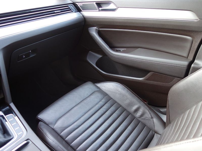 Volkswagen Passat (2015) 2.0TDI 110kW DSG HIGHLINE - fotka 13 z 49