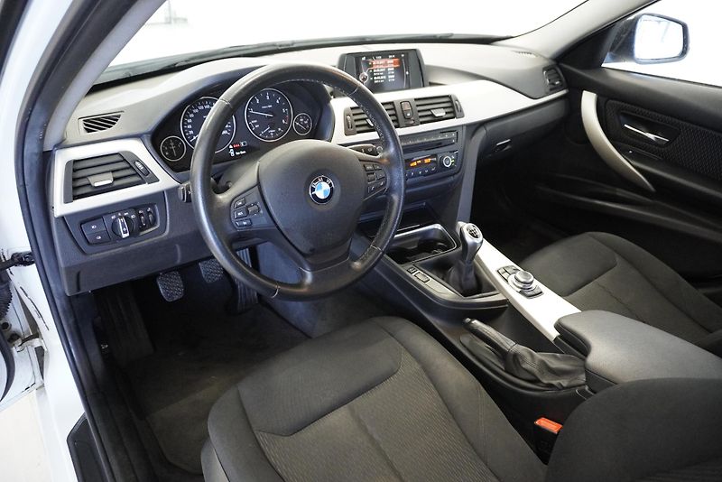 BMW Řada 3 (2014) 318D 2,0 SEDAN - fotka 16 z 32