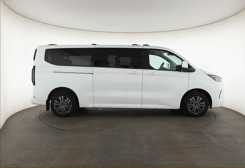 Ford Tourneo Custom (2025) 2.0 EcoBlue - fotka 6 z 24