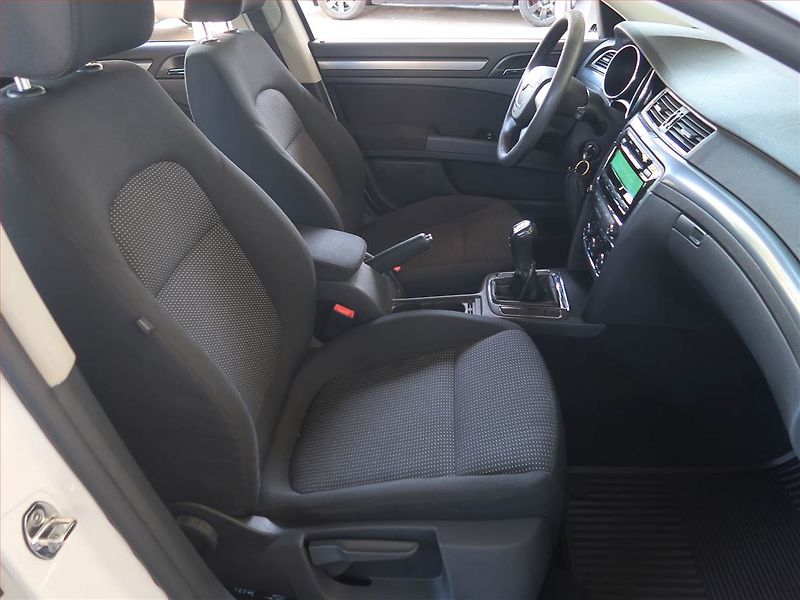 Škoda Superb (2011) 2.0 TDI - fotka 9 z 14