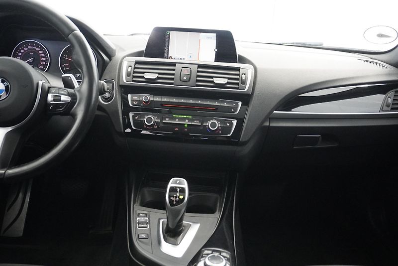 BMW Řada 1 2,0 M-SPORT XDRIVE AUT. - fotka 16 z 28