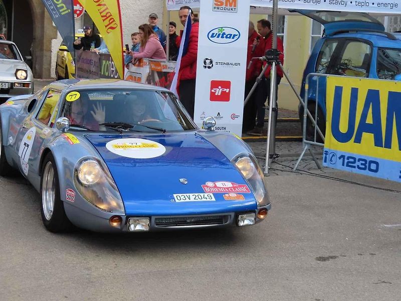 Michal a Jonáš Pavlíčkovi na startu. Rallye Spring Classic startovalo v sobotu 12. dubna dopoledne z jihočeského Tábora. Na trasu 231 kilometrů vyrazilo 100 posádek.