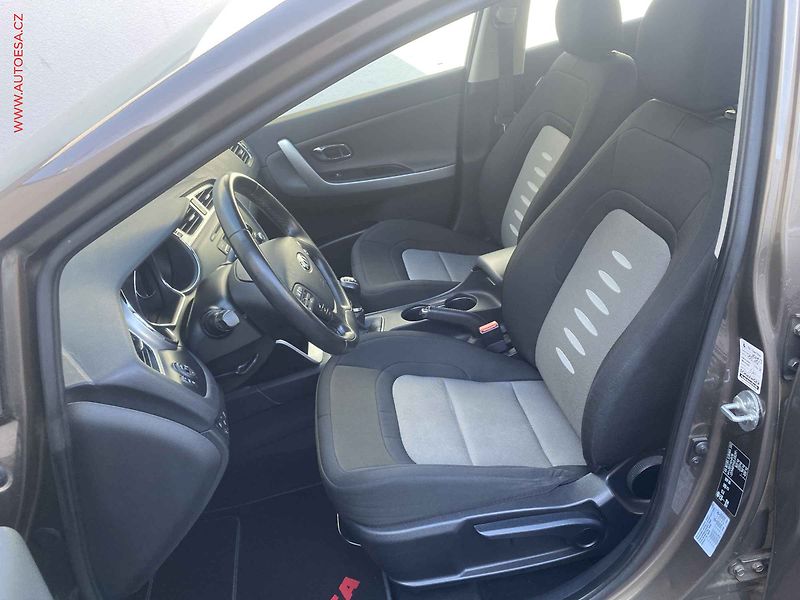 Kia Ceed (2013) 1.6 GDi, AC, TZ - fotka 9 z 16