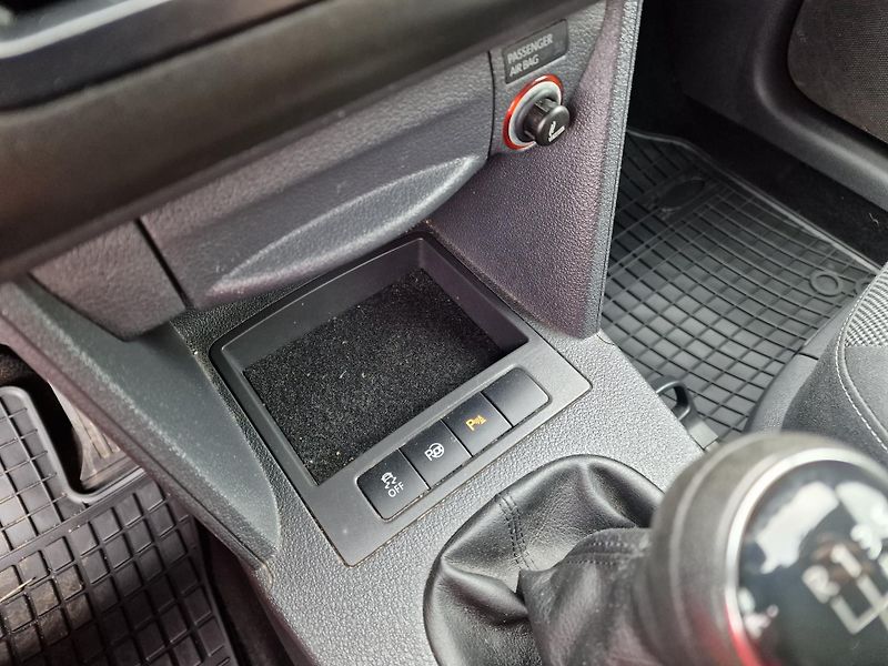 Volkswagen Caddy 1,6TDI 7 SEDADEL SENZORY - fotka 14 z 20