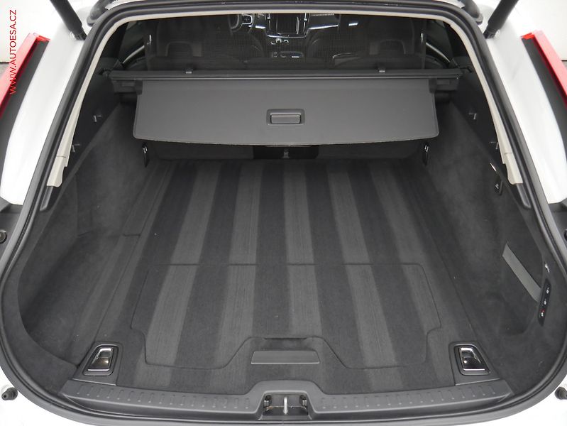 Volvo V90 (2018) 2.0D, LED, TZ, park.asist - fotka 7 z 27
