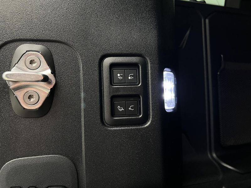 Land Rover Defender 110 D250 X-DYNAMIC HSE 1. maj - fotka 56 z 57