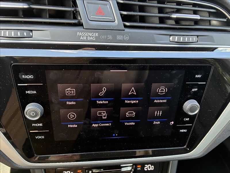 Volkswagen Touran 2,0 TDI ,7 MÍST,TAŽNÉ,KAMERA - fotka 26 z 35