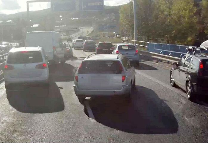 Někteří řidiči stále neví, jak utvořit záchranářskou uličku. Ale najdou se i tací, kteří pravidla znají a nebojí se je porušovat.