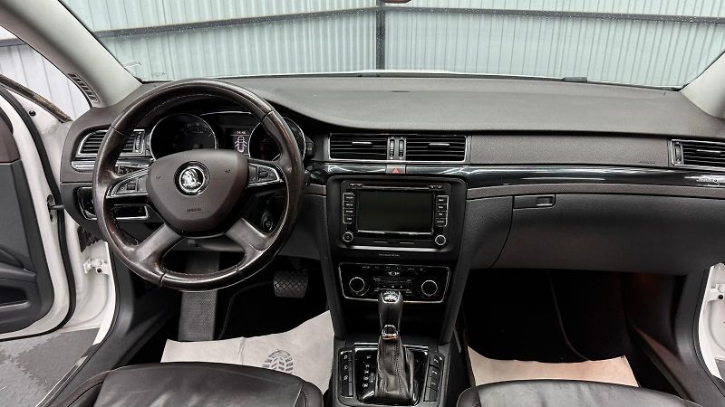 Škoda Superb (2014) Laurin & Klement - fotka 10 z 22