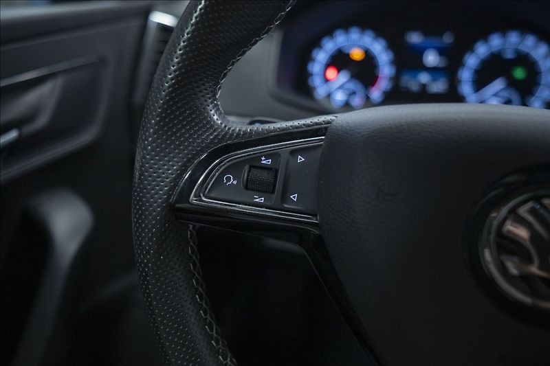 Škoda Karoq 2,0 TDI DSG 4x4 SPORTLINE ČR - fotka 24 z 41