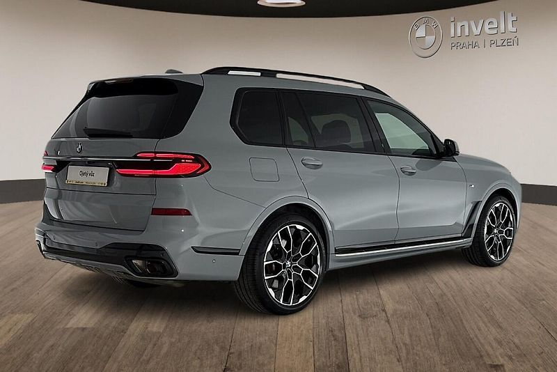 BMW X7 xDrive40i - fotka 3 z 29