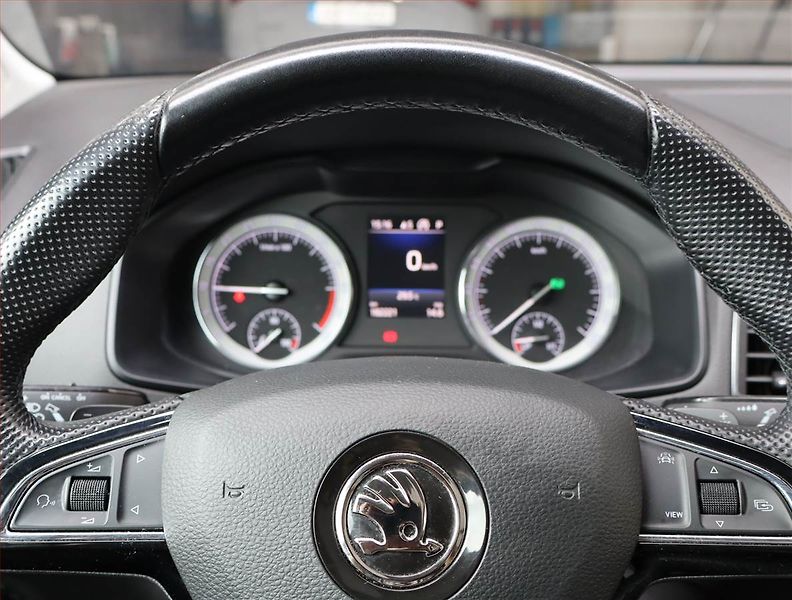 Škoda Karoq (2018) 1.6 TDI, Automat, Navi - fotka 17 z 20