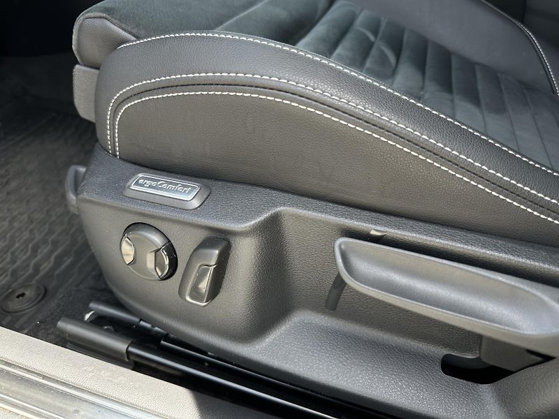 Volkswagen Passat Variant 2.0 TDI DSG R-Line 4Motion - fotka 24 z 34