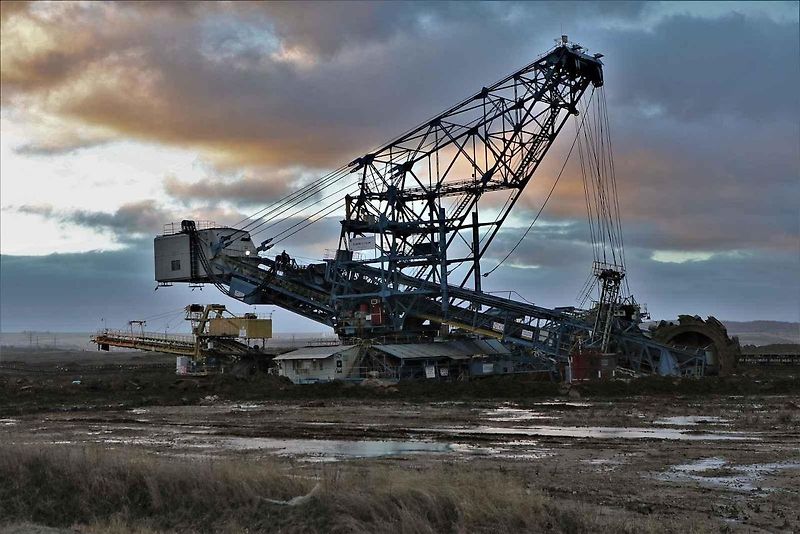 Rypadlo K800/K54 při nakládce skrývky do železničních vagónů.