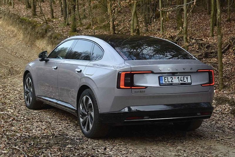 Nové Volvo ES 90 jsme projížděli ve středních Čechách.