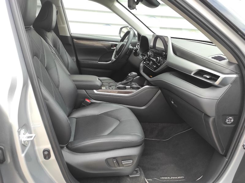 Toyota Highlander 2.5e-CVT HEV 7míst, AWD - fotka 8 z 59