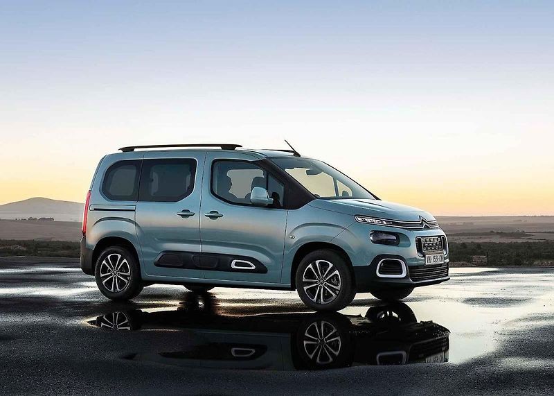 Volkswagen Tiguan (+9000 až 10 000 Kč dle výbavy). Cena: 664 900 Kč