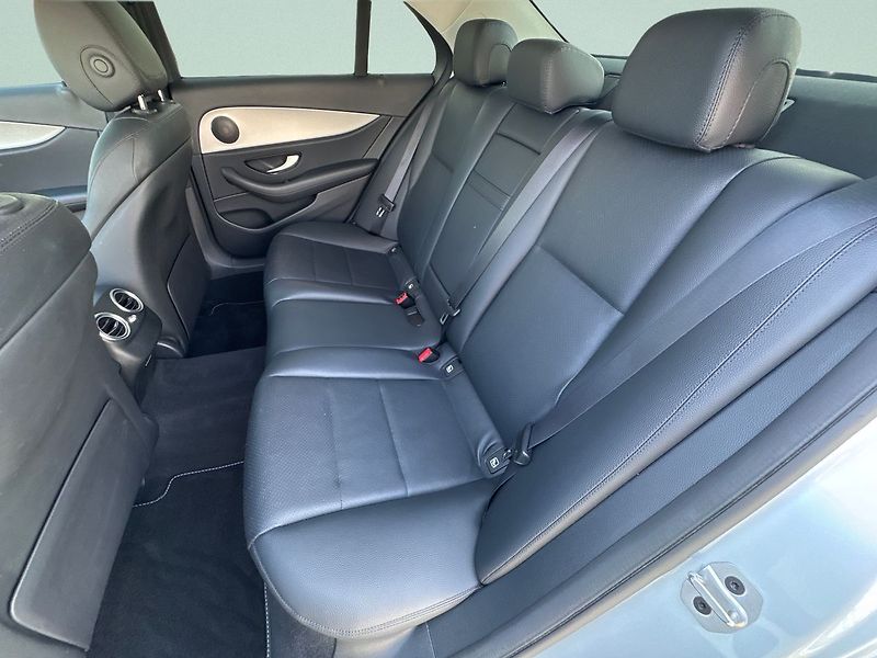 Mercedes-Benz Třídy E AVANTGARDE 220d 4MATIC - fotka 15 z 21