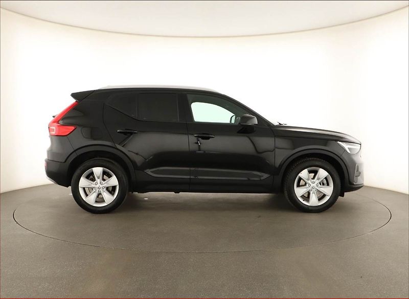 Volvo XC40 (2022) B3 - fotka 6 z 18