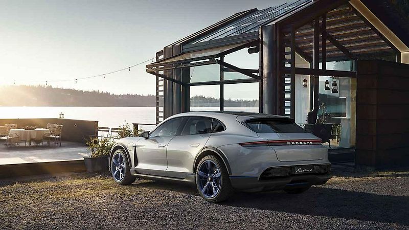Koncept Porsche Mission E Cross Turismo.