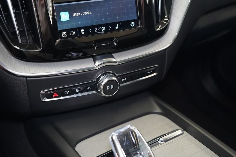 Volvo XC60 B5 AWD Plus Dark, Ventilace - fotka 37 z 46