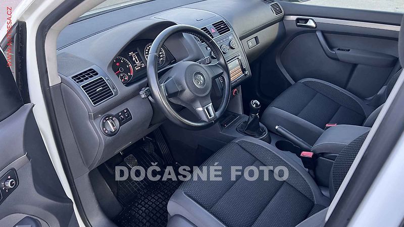 Volkswagen Touran (2014) 1.6 TDi, 1.maj,ČR - fotka 3 z 3