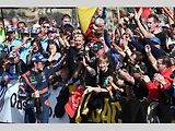 Takhle Thierry Neuville slavil se svými fanoušky historicky první triumf týmu Hyundai ve WRC.