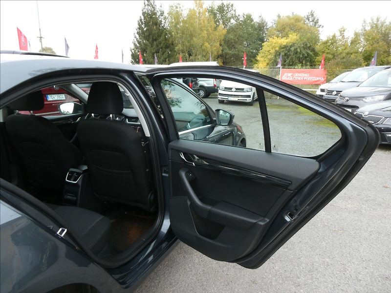 Škoda Octavia 2,0 TDi 110kW DSG STYLE, ČR - fotka 26 z 39