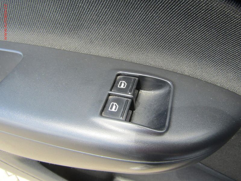 Škoda Octavia (2012) 1.6TDi, ČR, AC, výhřev sed - fotka 12 z 15