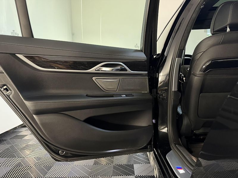 BMW Řada 7 BMW 740d xDrive M-Paket CZ - fotka 24 z 50