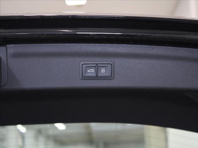 Audi Q3 2,0 TDi S-Line 54tkm. 1.maj.ČR - fotka 23 z 24
